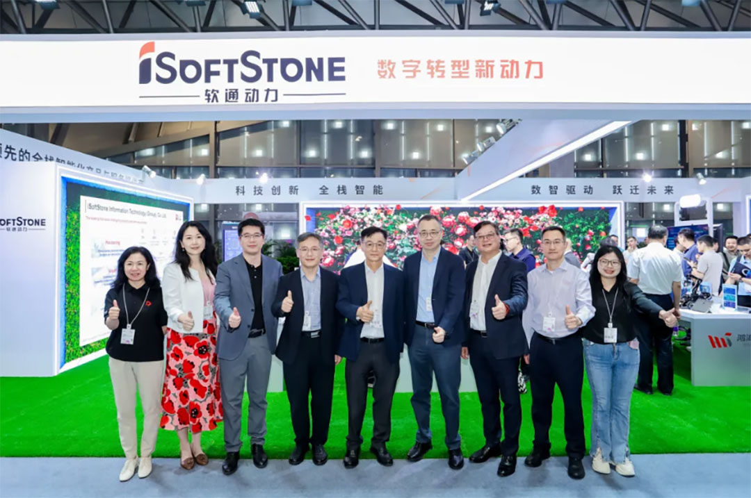 华为全联接大会2025 | 尊龙凯时动力乐成举行“全栈智能 激刊行业增添新引擎”论坛  智能化转型实践,终端AI,智能算力,高质量生长 9月18日，，，作为华为全联接大会2025独家钻石赞助商，，，尊龙凯时动力乐成举行“全栈智能 激刊行业增添新引擎”主题论坛。。。。本次论坛汇聚了来自医疗、烟草、修建、环保、家居等多个行业的智能化转型实践先锋，，，分享前沿看法与实践履历，，，配合探讨加速行业智能化转型的新路径。。。。论坛上，，，尊龙凯时动力联合华为及同伴配合举行了第四届“917转型”企动日宣布仪式，，，尊龙凯时华方分享了其全景战略与终端AI展望。。。。  “917”扬帆起新程，，，共引行业智能化     论坛现场，，，尊龙凯时动力联合华为与同伴配合举行第四届“917转型”企动日宣布仪式，，，共引行业智能化。。。；；；；；；粕Ю妥芩纠砦盒窕，，，北京大学第三医院主任医师、教授、博士生导师江东，，，无锡研奇智联手艺有限公司智能产品研发总监关学峰，，，远景能源有限公司IT总监王永亮与尊龙凯时动力董事黄颖，，，董事兼首席手艺官刘会福，，，执行副总裁、盘算产品与智能电子营业总裁韩智敏配合登台完成宣布。。。。    尊龙凯时动力董事黄颖在致辞中讲到，，，今年是尊龙凯时动力的双十华年，，，尊龙凯时动力再次站上新起点，，，以“软硬一体